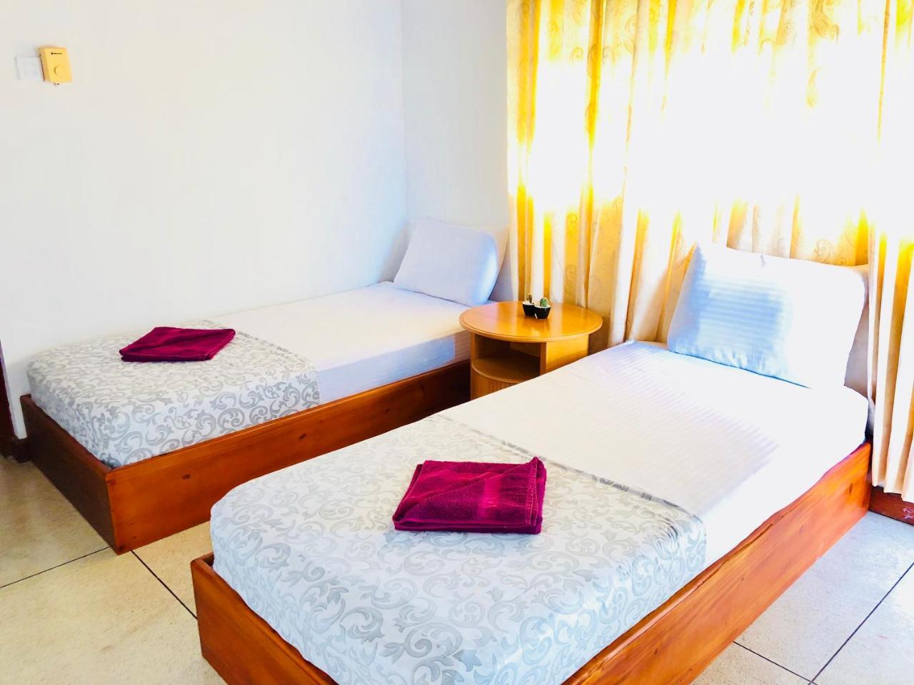 Trip "N" Chill Hostels Colombo Airport Katunayake Exterior photo